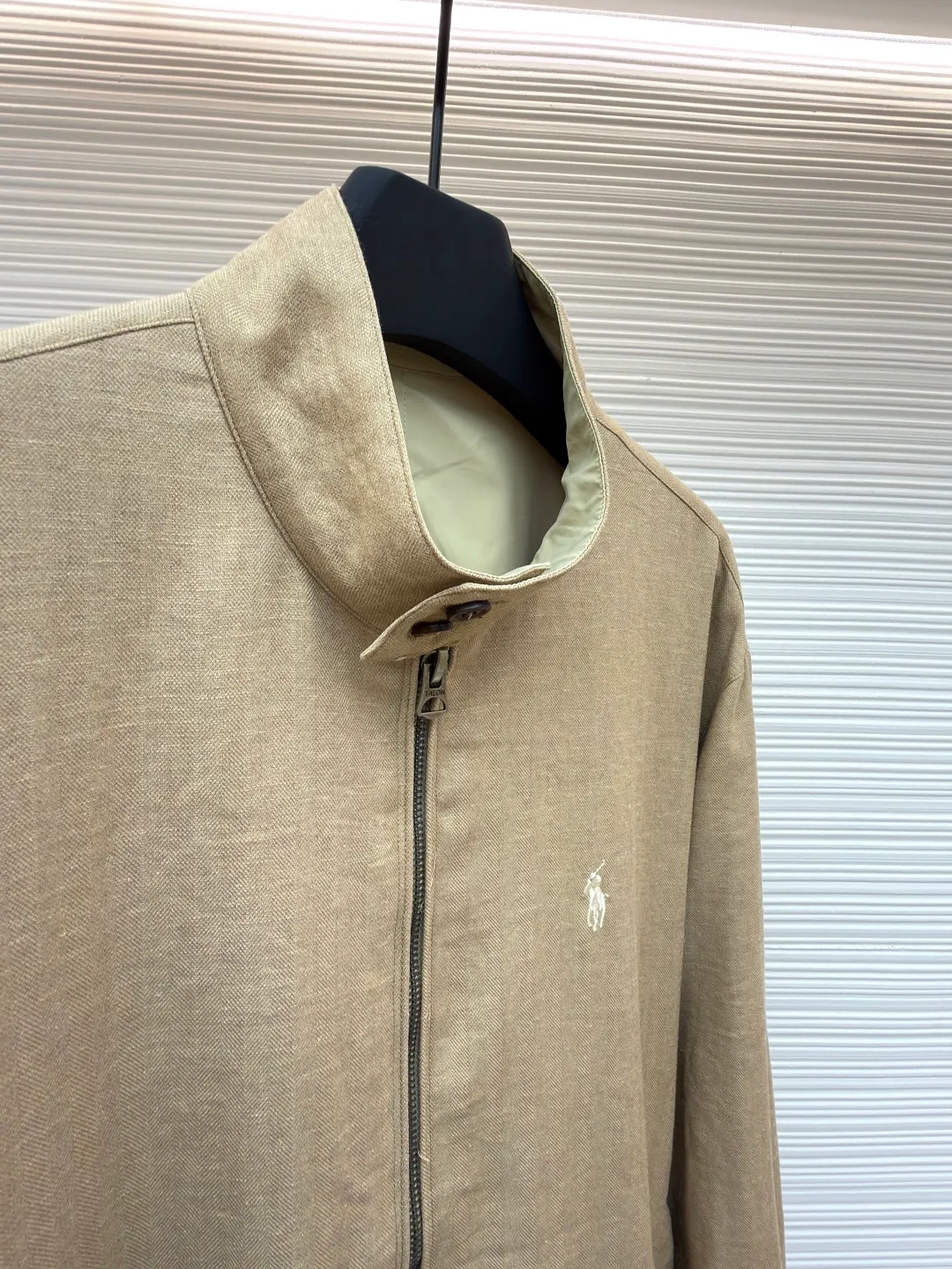 Ralph Lauren logo embroidered reversible jacket ●Original version: Purchased and developed for 3990 ●Item number: 1681791-B75 ●Material: matte moiré taffeta fabric ●Technology: embroidery production ●Color: Khaki ●Version: Fitted version ●Weight: about 520 grams ●Size: S-M-L-XL ●Description: Customized matte moiré taffeta and twill jacquard brocade Light and tough, smooth drape Comfortable and close to the skin. Khaki brown tone. Calm and noble. Two clothes. Unlimited style. One side is decorated with twill jacquard brocade, which has its own retro filter, like the pocket watch gear of an old-school gentleman. The other side is made of matte moiré taffeta, which has a relaxed breathing feeling. Casual and comfortable casual gene. Exquisite pony logo is embellished throughout. It is highly recognizable. The classic stand-up collar is tied with three hidden button tabs. Simplicity controls complexity. Design philosophy hidden in the details. Double-sided style. Hidden old money and slack in one garment, imported machine embroidery technology is used. Advanced computer control systems and precision mechanical components are used to achieve the iconic pony embroidery operation. High precision. The lines are smooth and delicate. The template machine opens the bag. The preset template guides the position, shape and size of the bag opening. The accuracy ensures the quality of the bag opening effect. Ergonomic three-dimensional cutting returns to traditional craft techniques through segmentation, folding, shrinking and stretching. The so-called slow work and fine work are respect for the material and the pursuit of feel. The workmanship is complex and tedious, slow in aging, high in wear and tear, and the fabrics have been carefully washed to have a better hand feel and texture. It is not easy to deform, shrink or fade, and maintains long-term beauty. The overall wiring is straight and delicate, the fabric is comfortable and soft, and the color is consistent without color difference. It can be matched with the same style to create a fashionable look and control various occasions. Customized accessories, complete with three standards, same style for men and women!